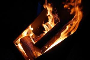 Der Feuer Korb für atmosphärische Flammen und schöne Wärme