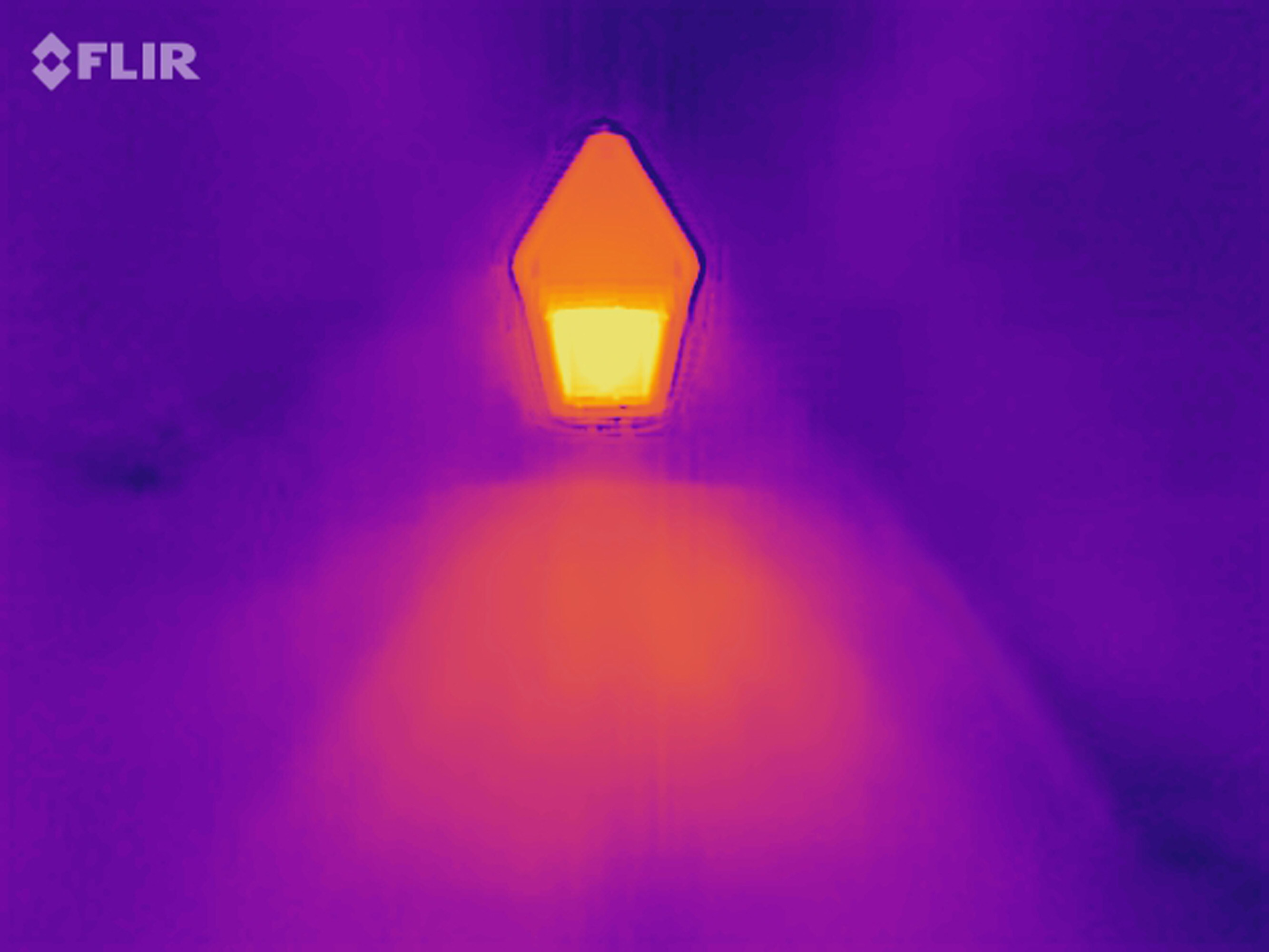 Infrarotstrahler Standgerät Wärmebild zeigt Strahlungszonen