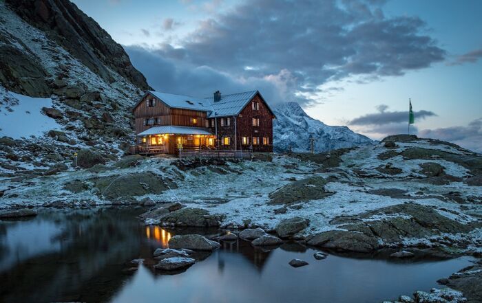 Infrarotheizungen reduzieren Stromverbrauch in alpiner Berghütte Bremer Hütte